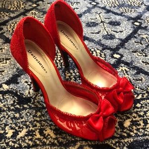 Red lace pumps 6.5, vintage, pinup girl look!